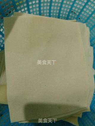 肉馅豆腐皮卷的做法步骤：2