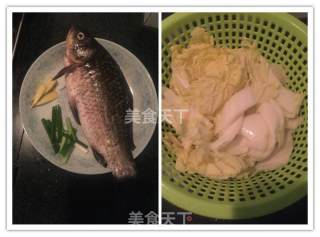 鲫鱼白菜汤的做法步骤：1
