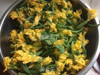顶花小黄瓜炒肉卷的做法步骤：1