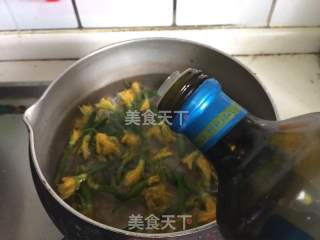 顶花小黄瓜炒肉卷的做法步骤：2