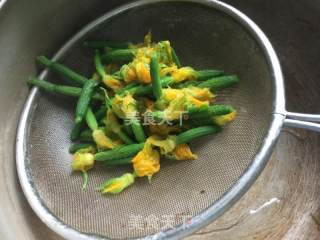 顶花小黄瓜炒肉卷的做法步骤：3