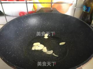 顶花小黄瓜炒肉卷的做法步骤：5