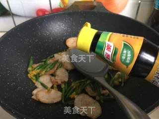 顶花小黄瓜炒肉卷的做法步骤：8
