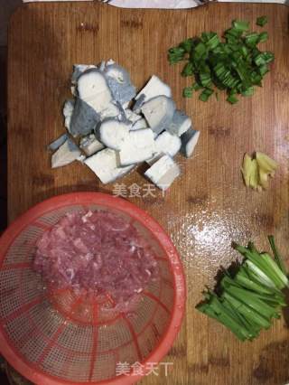味鲜重的臭大元盖浇肉丝面的做法步骤：1