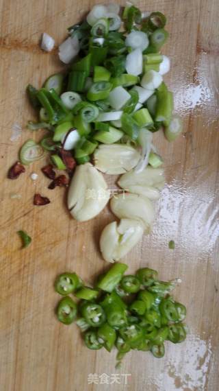 家常烧茄子的做法步骤：1