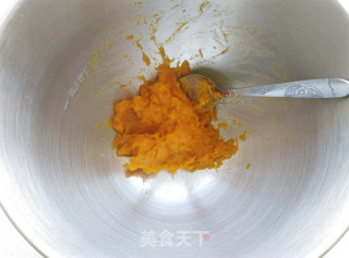 南瓜椰蓉面包卷的做法步骤：1
