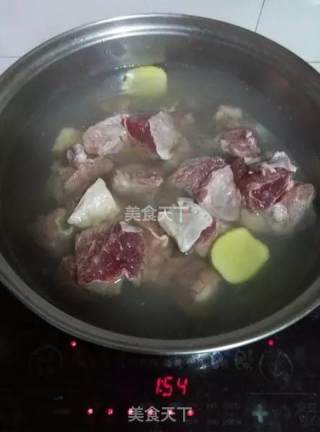 红焖牛腩煲的做法步骤：2