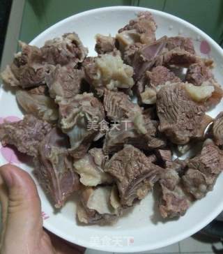 红焖牛腩煲的做法步骤：3