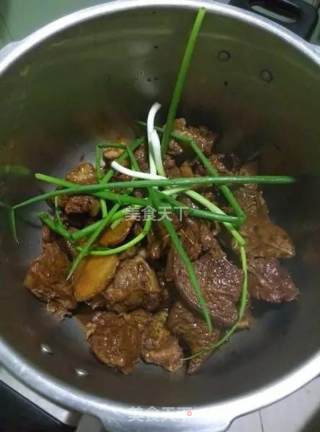 红焖牛腩煲的做法步骤：7