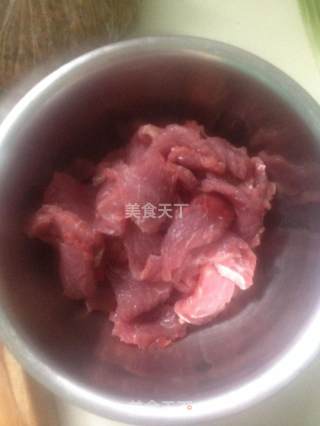 牛肉炒茭白的做法步骤：2