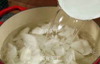 白萝卜牛肉汤的做法步骤：2