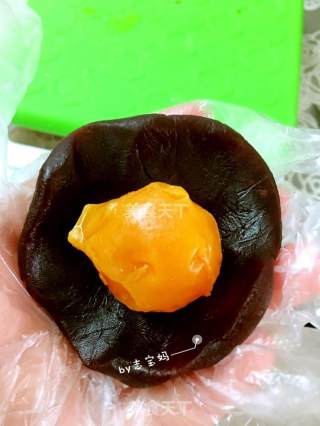 豆沙蛋黄酥的做法步骤：2