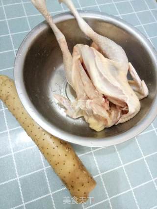山药炖鸡的做法步骤：1