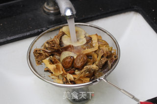 广东老火靓汤-海底椰霸王花汤的做法步骤：3