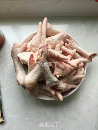 韩式辣鸡爪的做法步骤：1