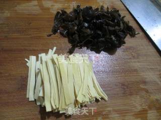 韭菜黑木耳炒千张的做法步骤：2