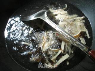 韭菜黑木耳炒千张的做法步骤：3