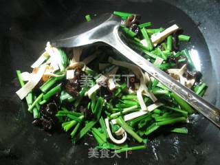韭菜黑木耳炒千张的做法步骤：4