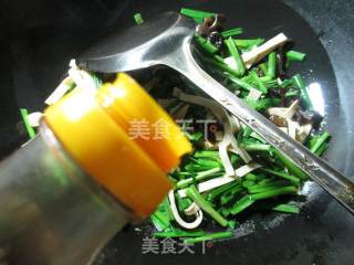 韭菜黑木耳炒千张的做法步骤：5