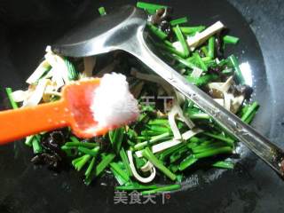 韭菜黑木耳炒千张的做法步骤：6