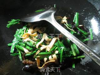 韭菜黑木耳炒千张的做法步骤：7