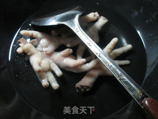 黑木耳鹌鹑蛋凤爪的做法步骤：2