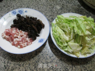 黑木耳咸肉炒圆白菜的做法步骤：1