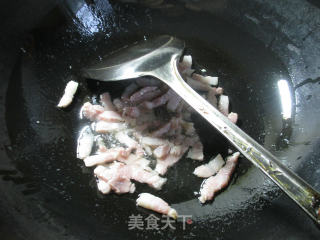 黑木耳咸肉炒圆白菜的做法步骤：2