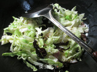 黑木耳咸肉炒圆白菜的做法步骤：3