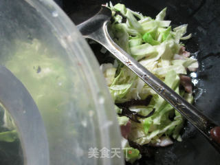 黑木耳咸肉炒圆白菜的做法步骤：4