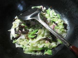 黑木耳咸肉炒圆白菜的做法步骤：5