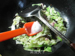 黑木耳咸肉炒圆白菜的做法步骤：6