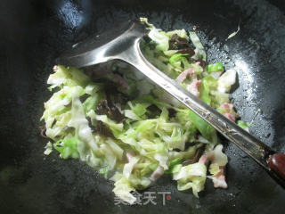 黑木耳咸肉炒圆白菜的做法步骤：7
