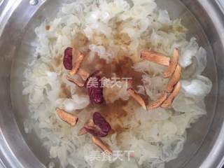 银耳桃胶甜汤的做法步骤：4