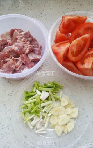 番茄煮排骨的做法步骤：1