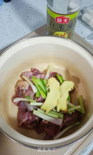 桃胶淮山炖羊肉的做法步骤：1