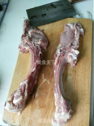 排骨番茄焖土豆的做法步骤：1