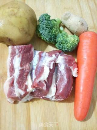 土豆胡萝卜牛肉盖饭的做法步骤：1