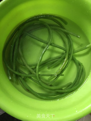 豇豆圈酿肉的做法步骤：2