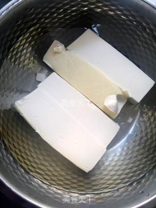 麻辣豆腐的做法步骤：1