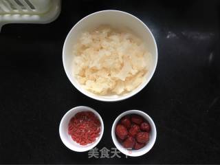 红枣枸杞银耳汤的做法步骤：1