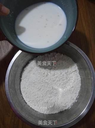 牛奶花生面包的做法步骤：2