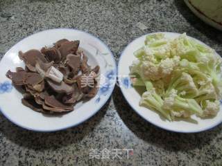 鹅胗炒花菜的做法步骤：1