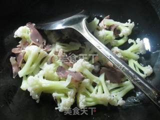 鹅胗炒花菜的做法步骤：3