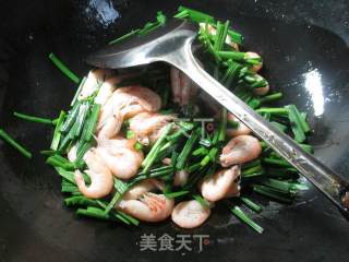韭菜炒江白虾的做法步骤：5