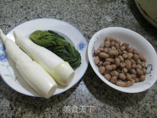 雪菜花生米炒茭白的做法步骤：1
