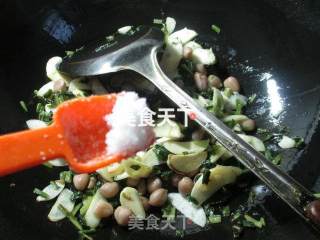 雪菜花生米炒茭白的做法步骤：6