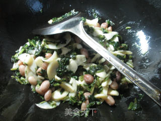 雪菜花生米炒茭白的做法步骤：8
