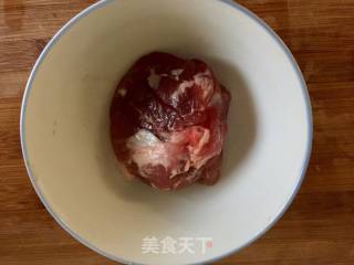 尖椒白玉菇炒肉的做法步骤：1