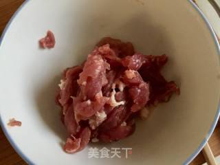 尖椒白玉菇炒肉的做法步骤：2